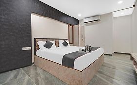 Super Townhouse Oak Hotel Rudra